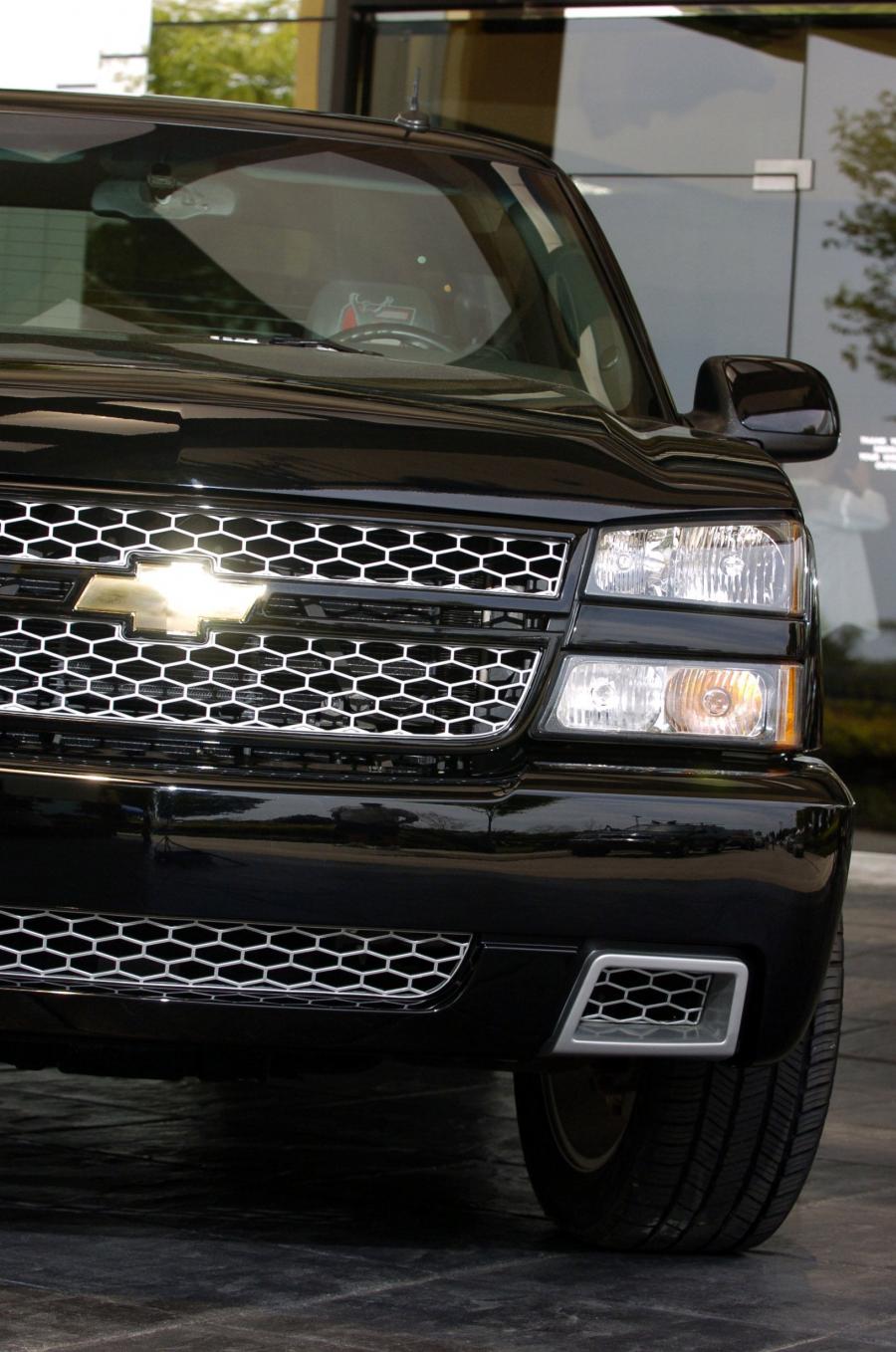  Chevrolet Silverado SS 2004 года  (фото 7 из 38)